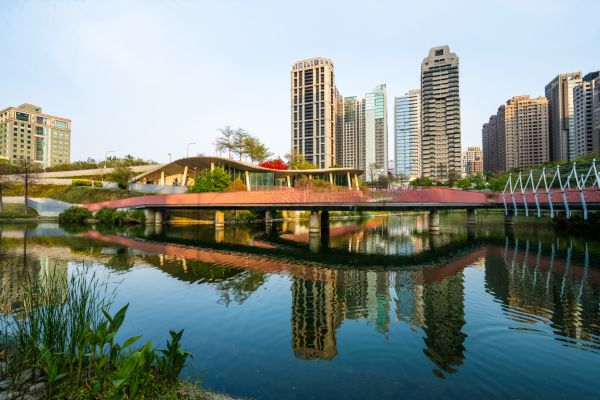 秋紅谷廣場｜台中市中心的都市森林 × 生態綠洲散策地的第1張圖片
