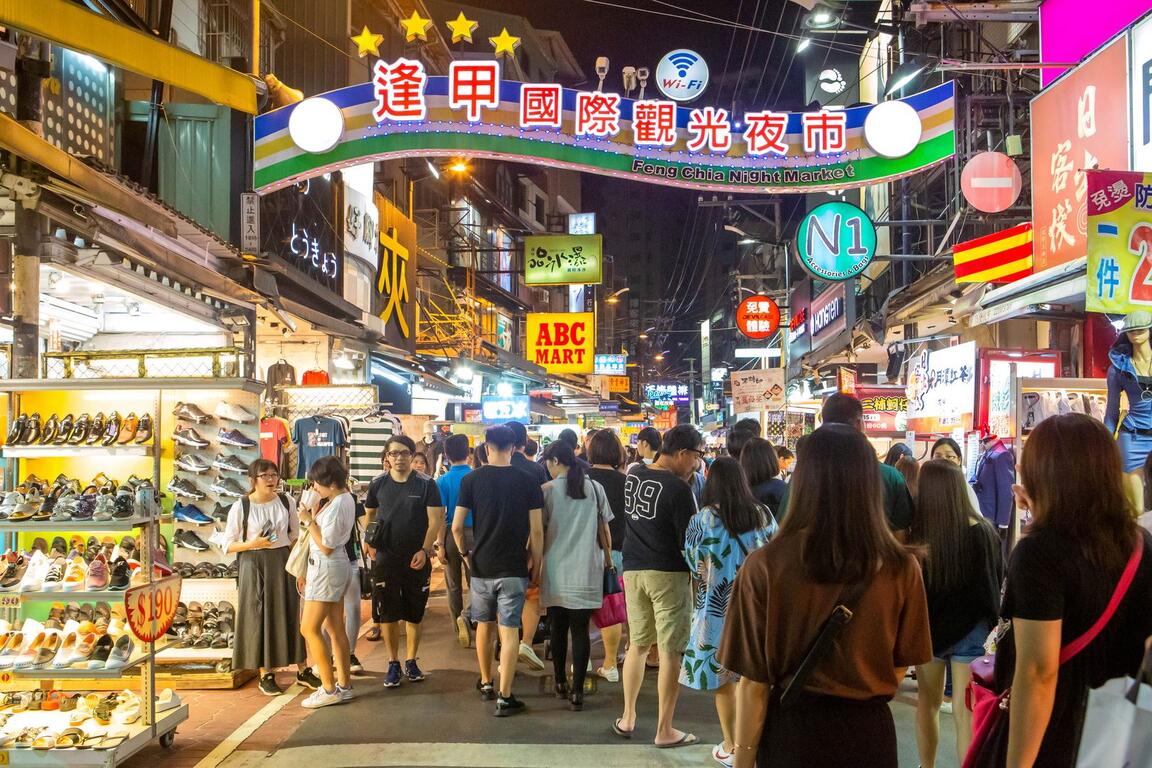 逢甲文華夜市｜台中夜生活必訪熱區 × 包車輕鬆接送的第1張圖片